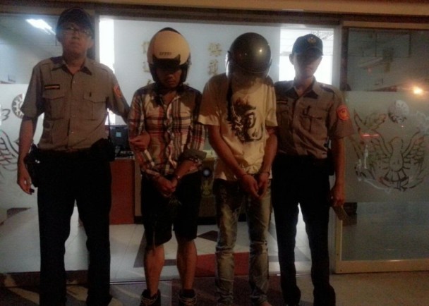1040829兩男賓館遇檢辯睡覺 眼尖警天花板起毒送辦_1