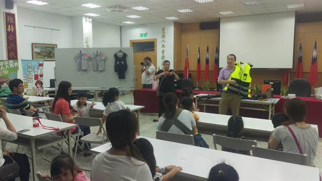 1050525萌童嗨翻警局體驗波麗士 立志當警察「抓壞人」_1